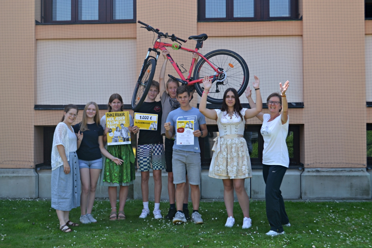 Am Bild zu sehen sind Schüler:innen der aktivsten BikeRider Klasse 2024, der 1IBA HAK Laa/Thaya.