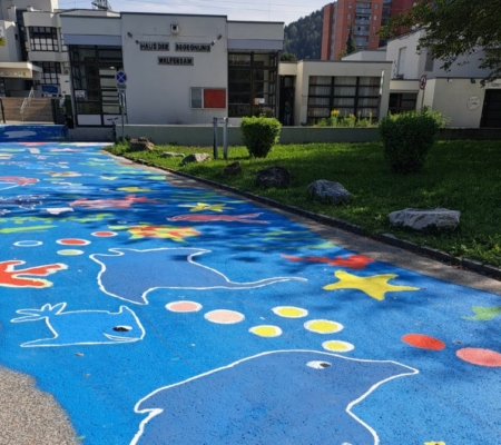 eine Straße vor der Schule ist blau und mit Fischen angemalt