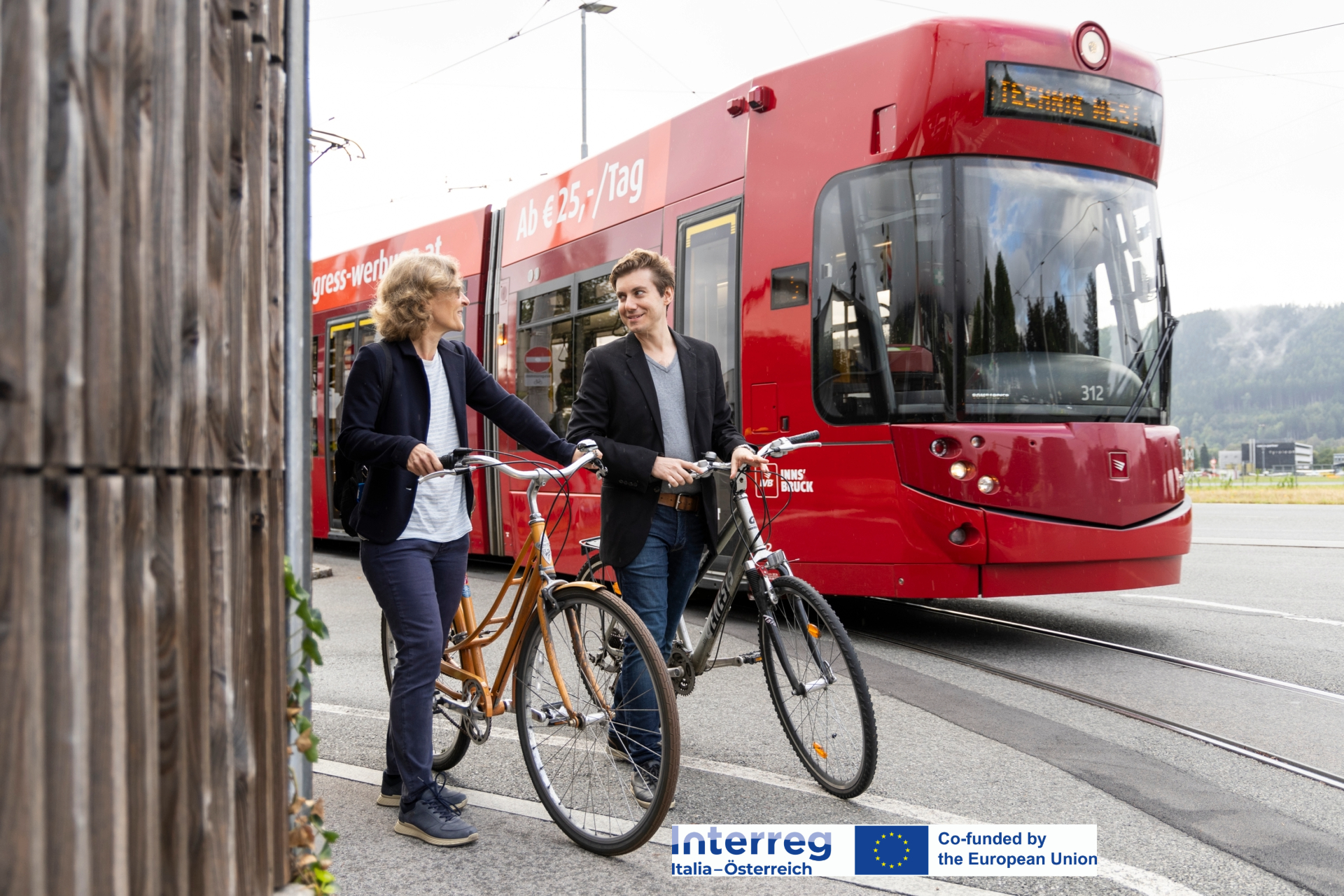Straßenbahn mit Radler:innen