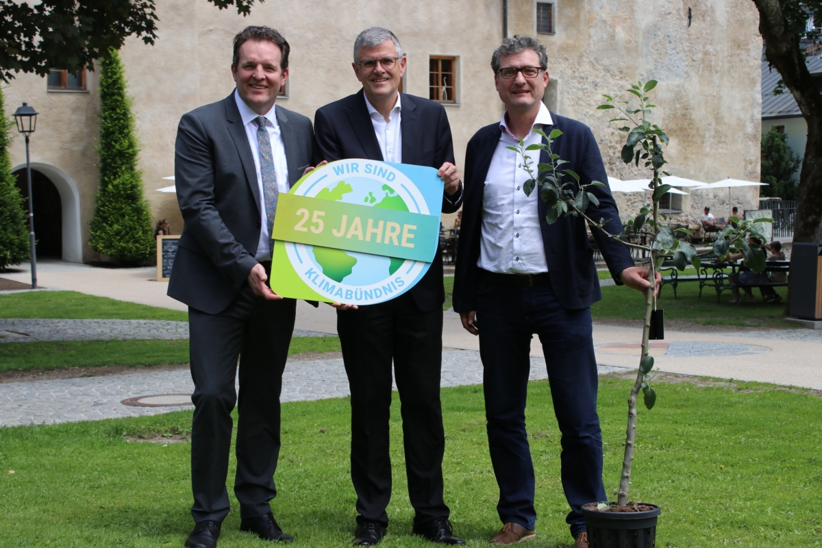 Kitzbühels Bürgermeister, Landesrat René Zumtobel und Andrä Stigger GF von Klimabündnis Tirol feiern das Jubiläum