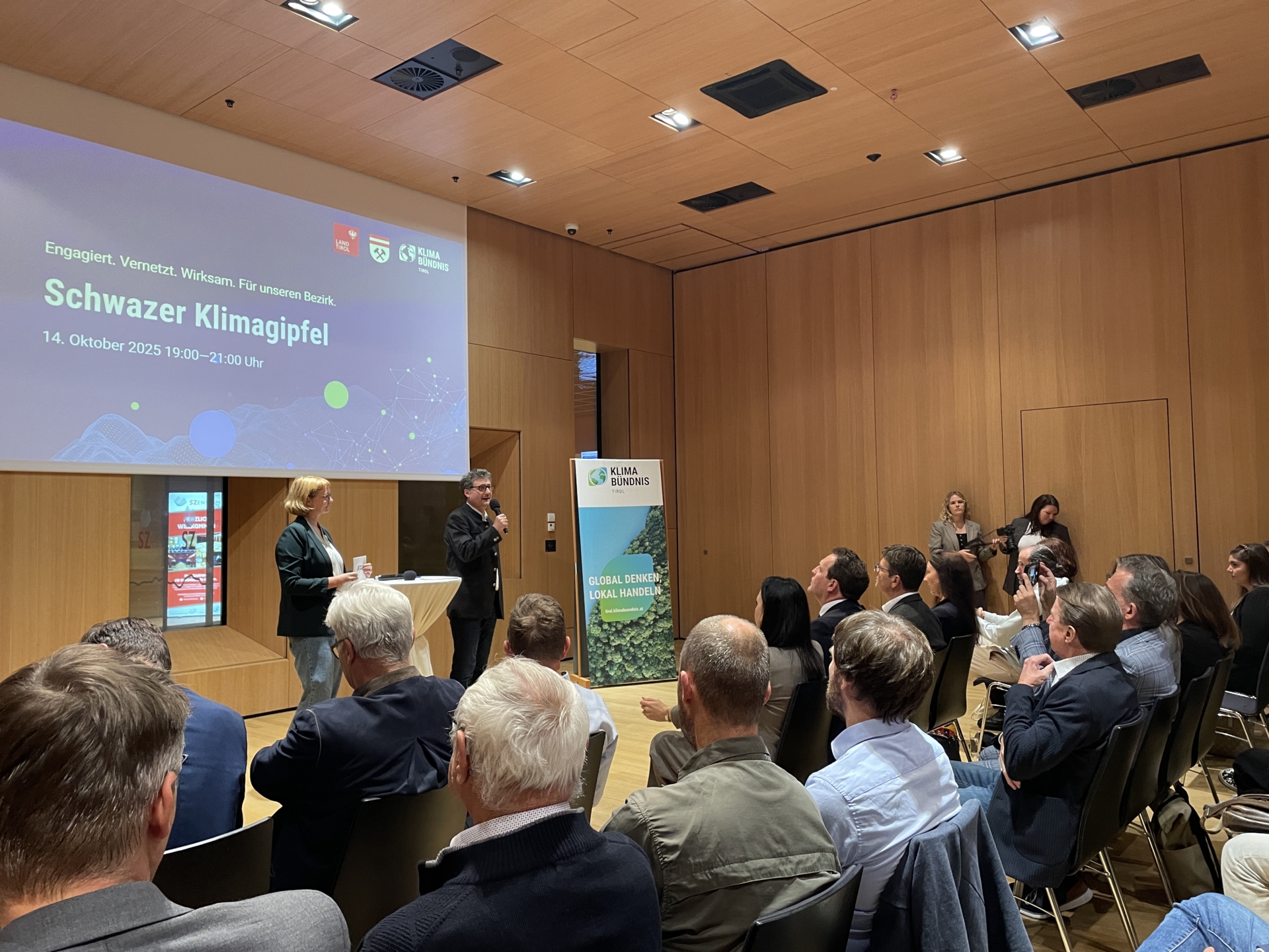 Im Rahmen des Schwazer Klimagipfels tauschten sich Gemeinden, Betriebe und Bildungsreinrichtungen über Klimaschutzmaßnahmen aus.