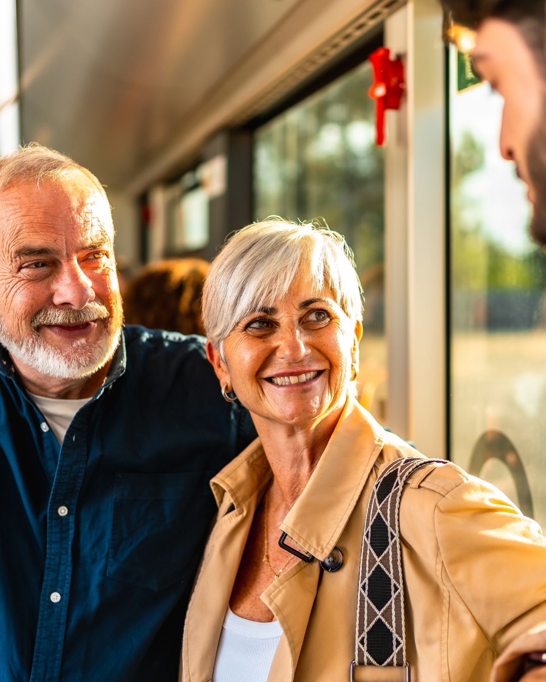 Zwei Senioren im Bus