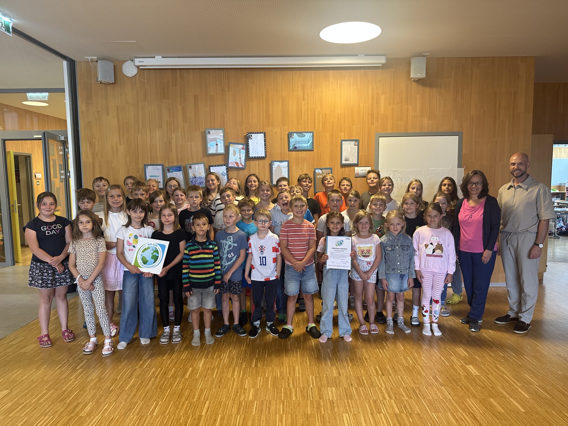 Gruppe von Kindern u. Erwachsenen