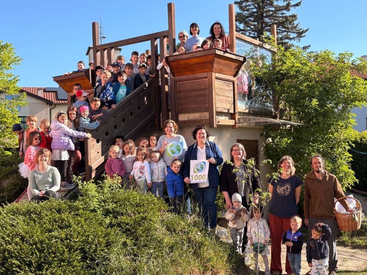 Gruppenfoto des Kindergarten Schlössl Möllersdorf, sie halten eine Klimabündnis Tafel in die Kamera
