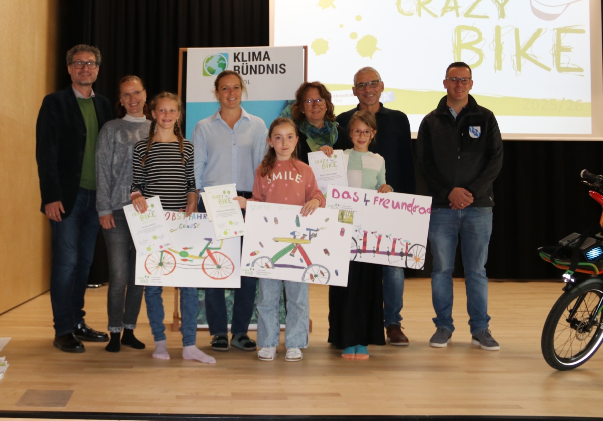 Drei Kinder mit Urkunden und Zeichnungen von Fahrrädern