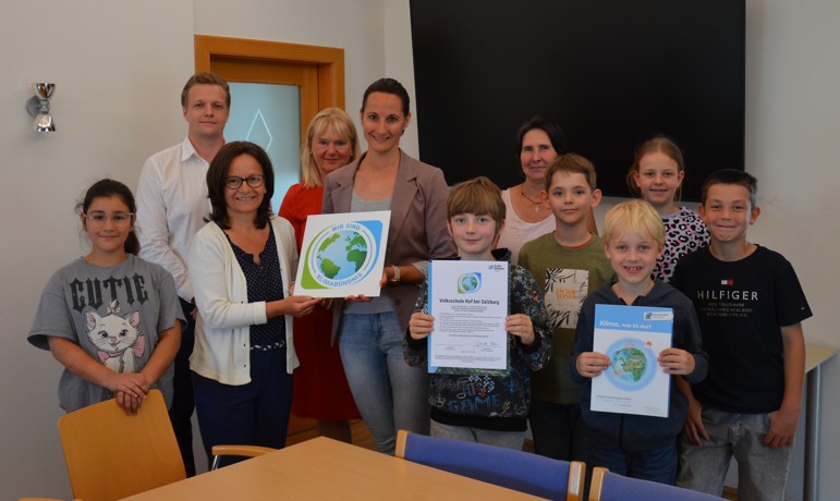 Gruppe von Kindern und Erwachsenen mit Klimabündnisurkunde