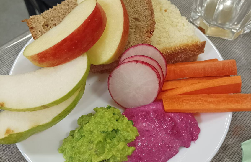 Bunter Teller mit Dips, Brot und Gemüse