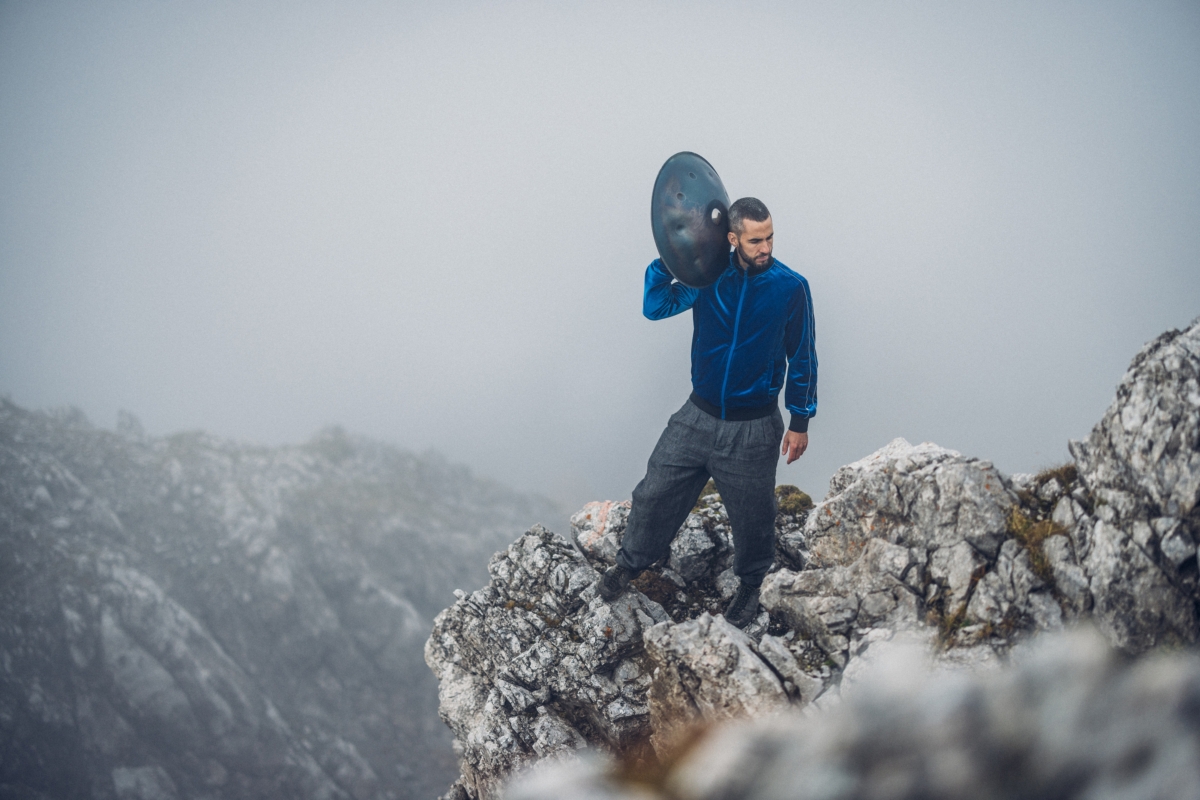 Manu Delago mit Handpan in den Bergen