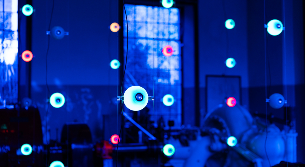 Lichtkugeln als Installation im stillgelegten Wasserkraftwerk in Mühlau
